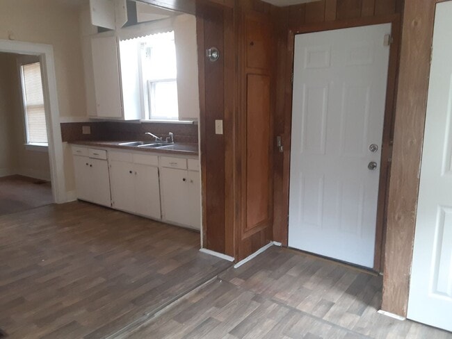 Building Photo - 2Bedroom Home