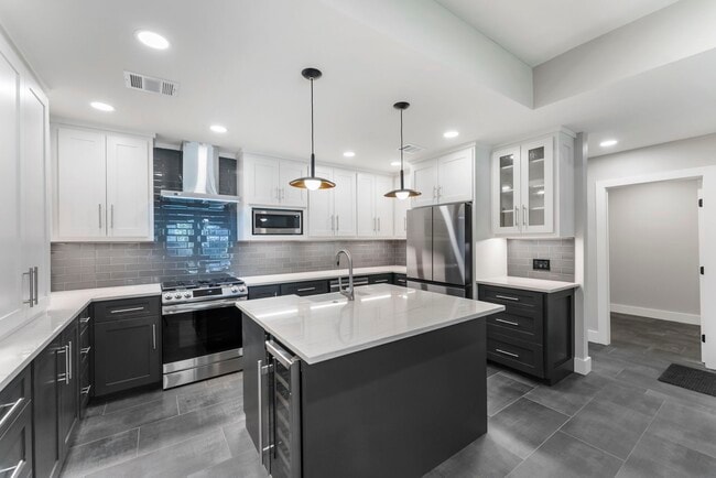 Building Photo - 2223 Hialeah Dr