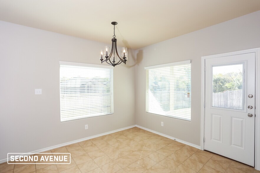 Building Photo - 661 Creekview Dr