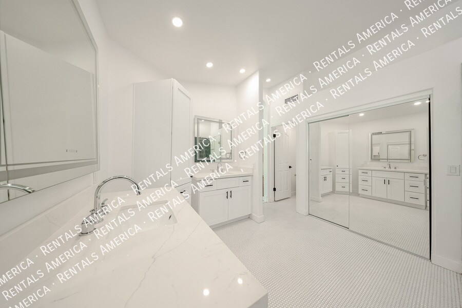 Building Photo - 4812 E Aire Libre Ave