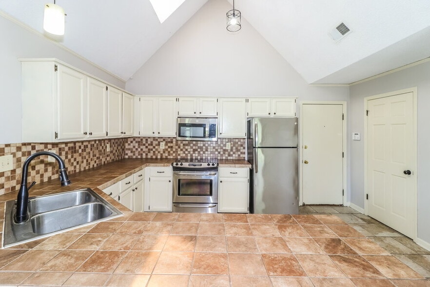 Building Photo - 1104 Fox Trace Cove