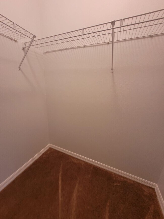 Building Photo - Amazing Renovated 4 bed 3 bath in Davenport