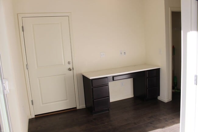 Building Photo - Move-In Ready Townhome with Open Space Vie...