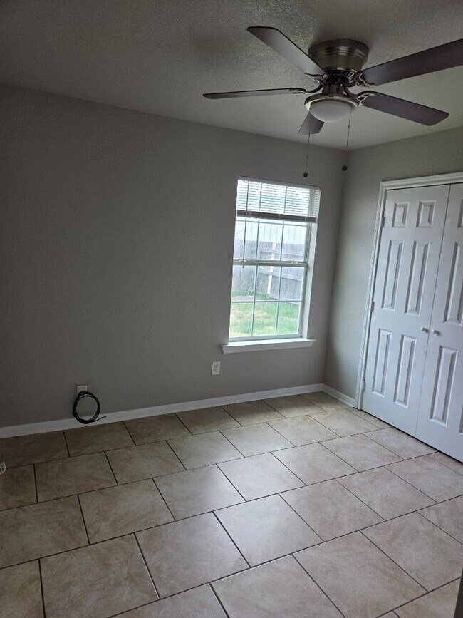 Building Photo - 305/307 Shirley Dr