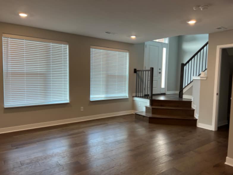 Building Photo - 677 Golborne St