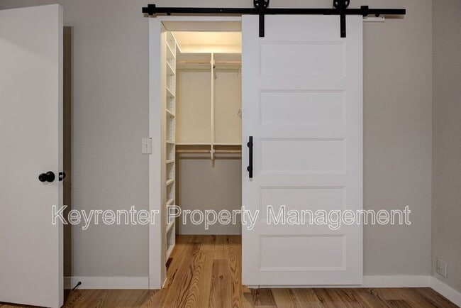 Building Photo - 314 N Lakeside Terrace