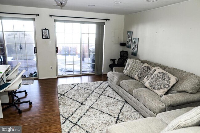 Building Photo - 3953 Hartlake St