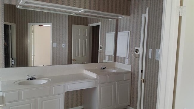 Building Photo - 2727 Gregway Ln