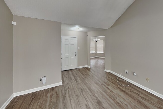 Building Photo - 1633 Dexter Ln