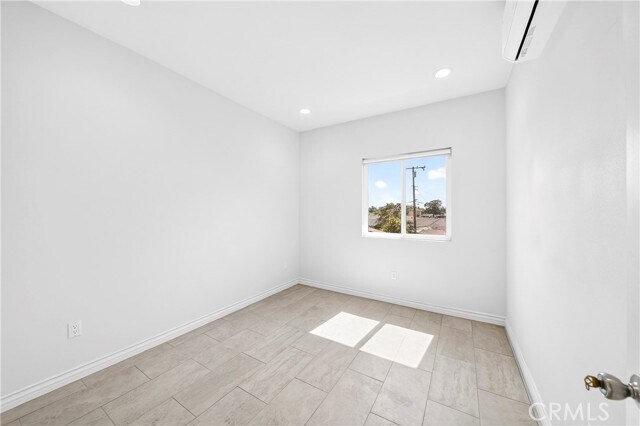 Building Photo - 525 W Woodcrest Ave