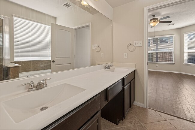 Building Photo - 24914 Diamond Ranch Dr