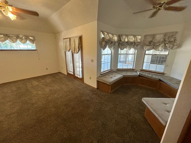 Building Photo - 3 Bedroom 2 Bathroom with a Bonus Room and Pool in the El Diamante School District!