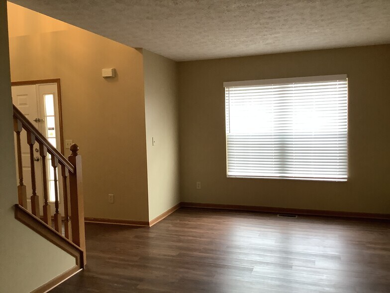 Building Photo - 452 Crestmoore Dr