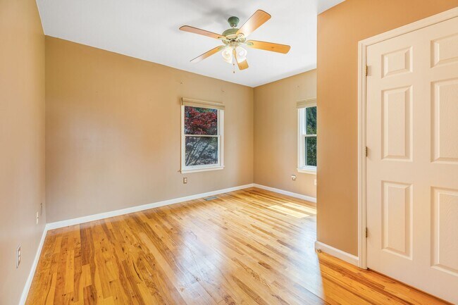 Building Photo - Asheville Rental-Kenilworth Area!