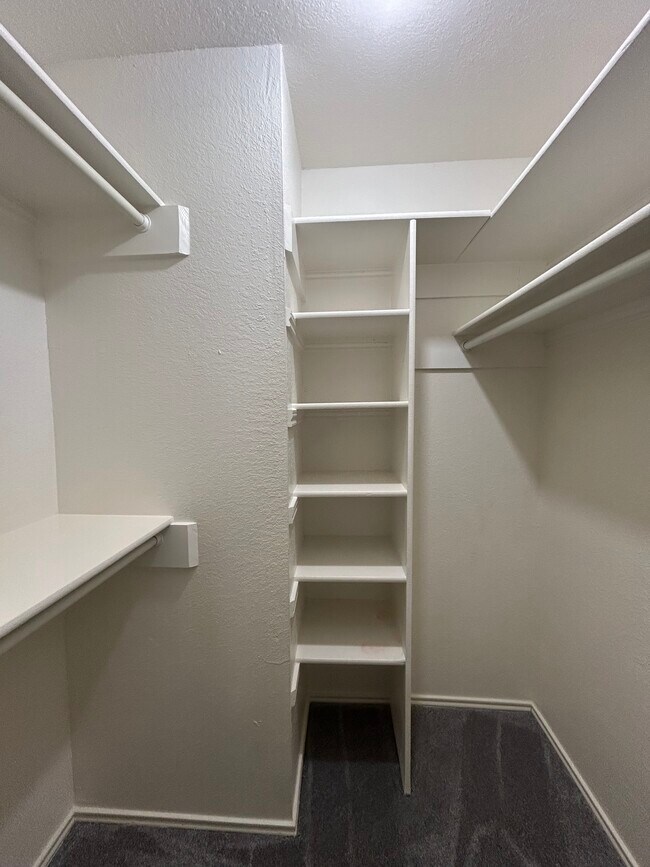 Building Photo - 2320 Aquaduct Dr