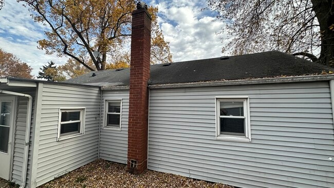 Building Photo - 818 Drover St