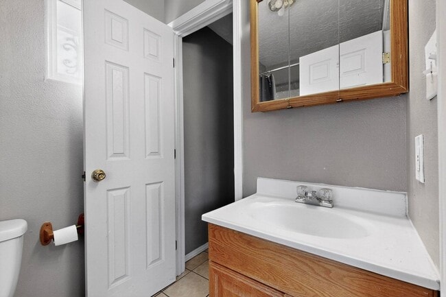 Building Photo - Historic Bungalow House 2/bd 1/ba 730/sf