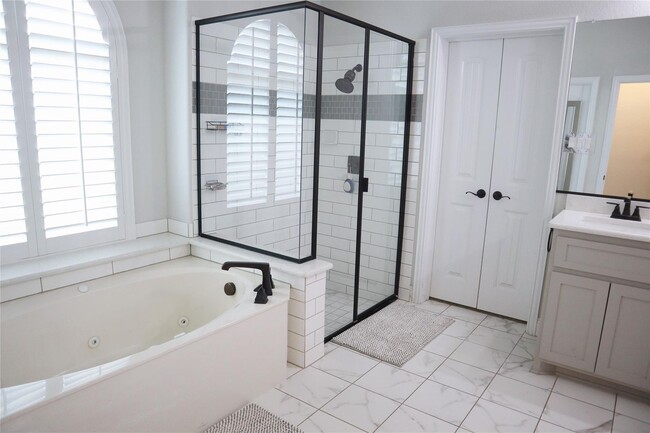 Building Photo - Room to S P R E A D out!