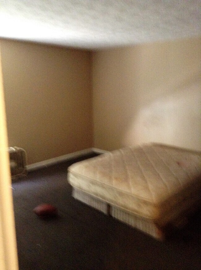 Building Photo - Great Condo Unit Available For Only $1,100...