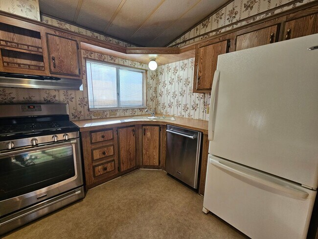 Building Photo - Large 3 bed/2 bath manufactured home in de...