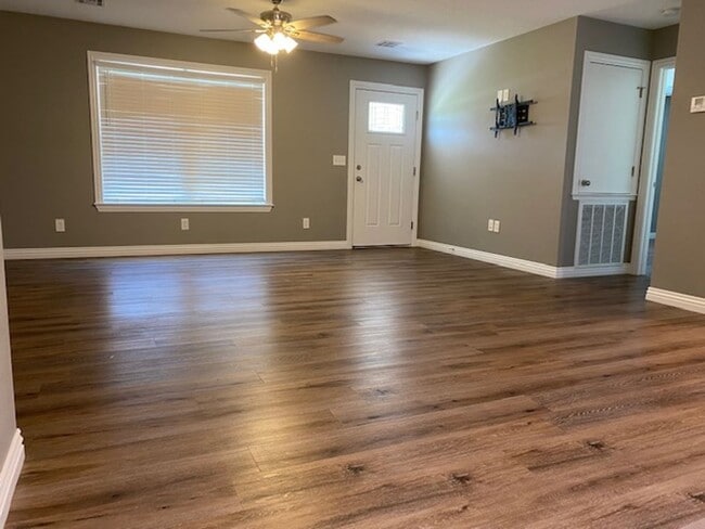 Building Photo - Beautiful Country Home For Lease!