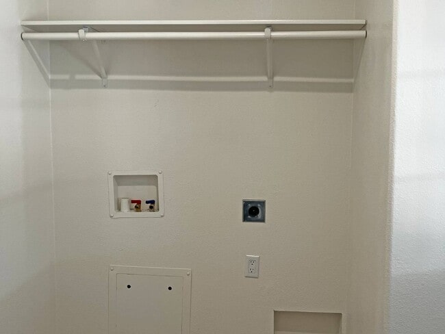 Building Photo - 21100 State St