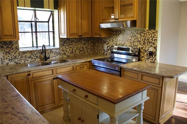 Building Photo - 233 Meadows Dr