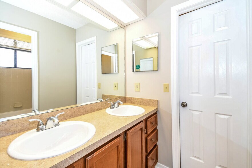 Building Photo - 970 Sandstone Dr