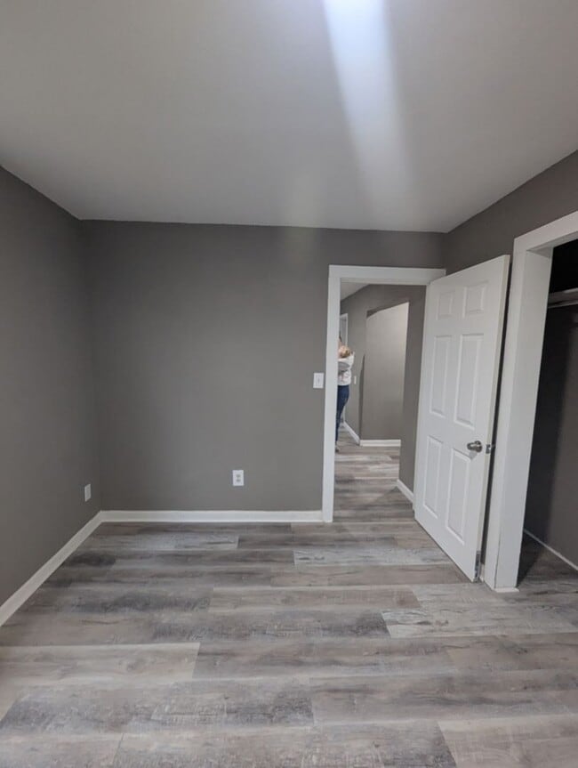 Building Photo - 3 Bedroom Home — Available December 26 in Columbus, KS!