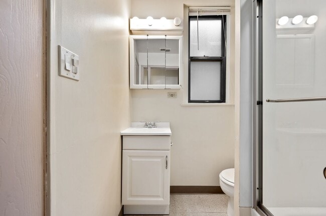 Building Photo - 4 bedroom 2 bath in Mt Washington! Available now!