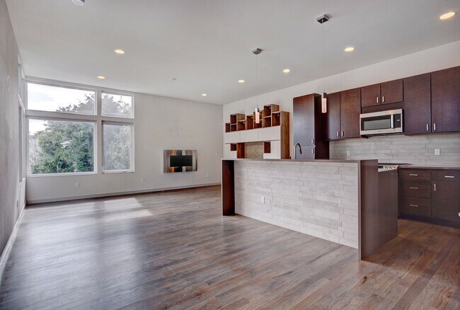 Building Photo - 3bd/3.5ba Seattle Townhome