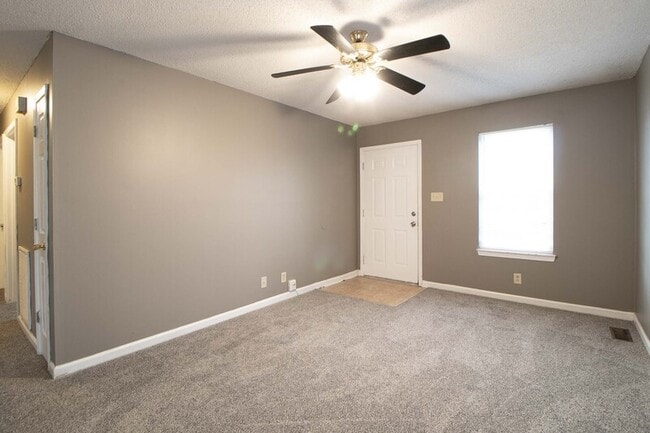 Building Photo - 924 Van Buren Ave