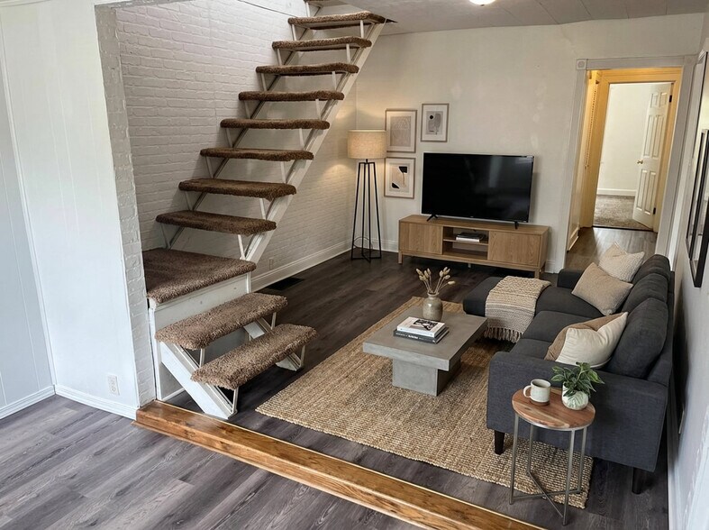 Building Photo - 927 W Bethel Ave