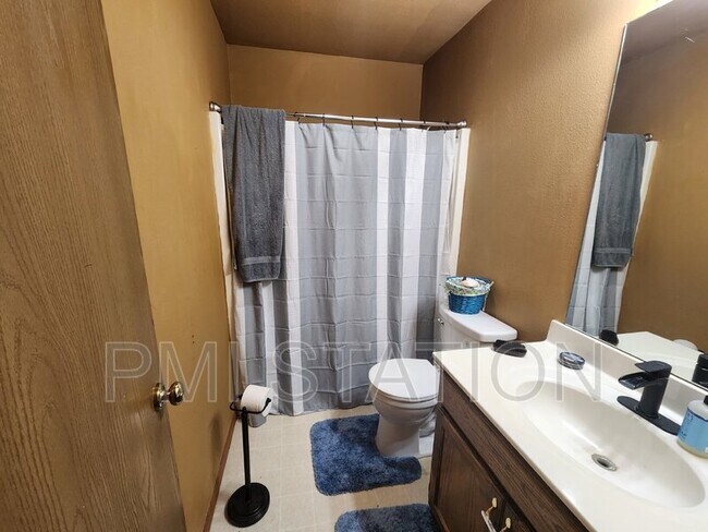 Building Photo - 931 E Wildcat Run St