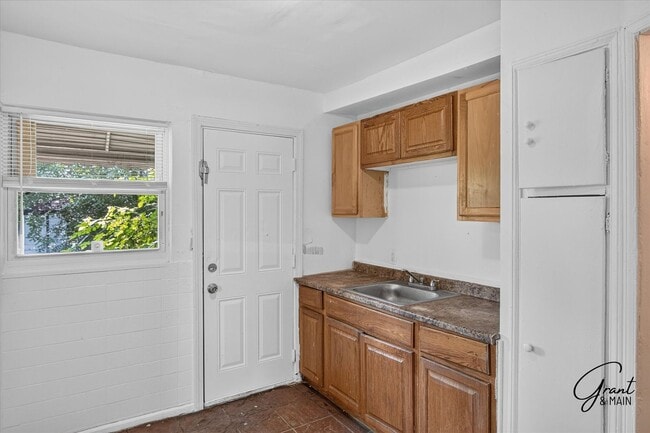Building Photo - $1250 2 bedroom