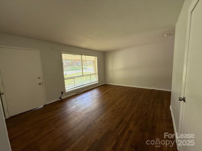 Building Photo - 617 Camrose Dr