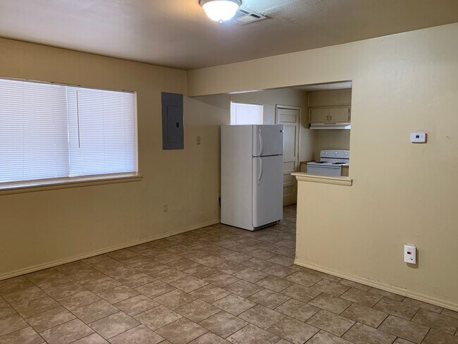 Building Photo - 603 NW Glendale Dr