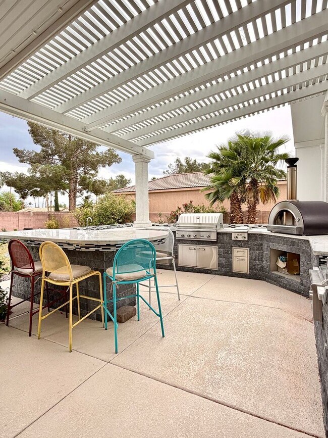 Building Photo - Northwest Valley 6 bdr  4400 sq ft  with RV parking, pool, covered patio -  all on a 1/2 acre lot!