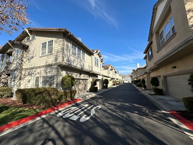 Building Photo - 2 Bed 2 Bath Townhouse W/ Attached Garage ...