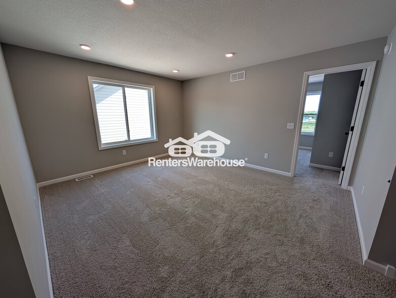 Building Photo - 10341 Shadyview Ln N
