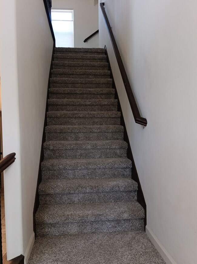 Building Photo - Stunning 4 bedroom, 3.5 bathroom home! Sho...