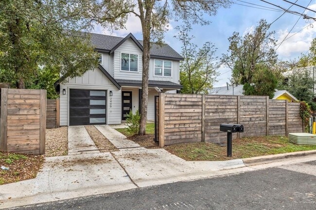 Building Photo - 2405 E 11th St