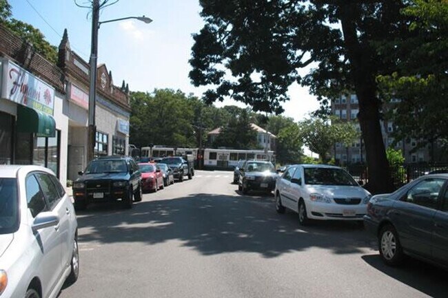 Building Photo - Great Location 1Br/1Bth. Heat & Hot Water ...