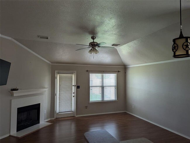Building Photo - 9927 Driftwood Park Dr