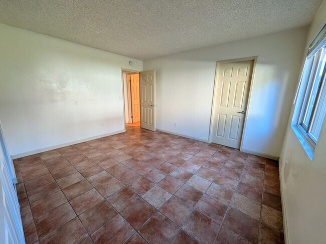 Building Photo - Bright and Charming 3 Bedroom 2 Bath Condo with Patio and A/C!
