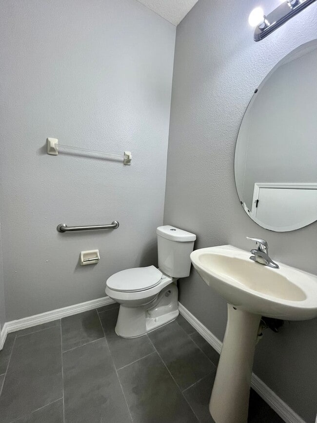 Building Photo - Hunter's Creek - 3 Bedroom, 2.5 Bathroom T...