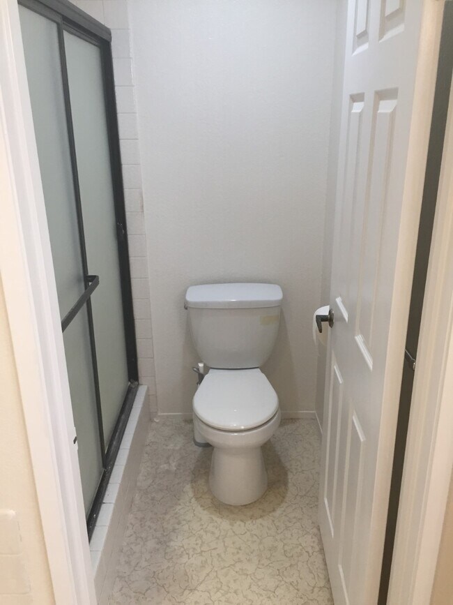 Master shower and toilet - 15928 Caminito Aire Puro