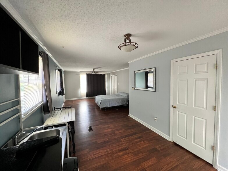 Building Photo - 1240 Shady Oak Trl