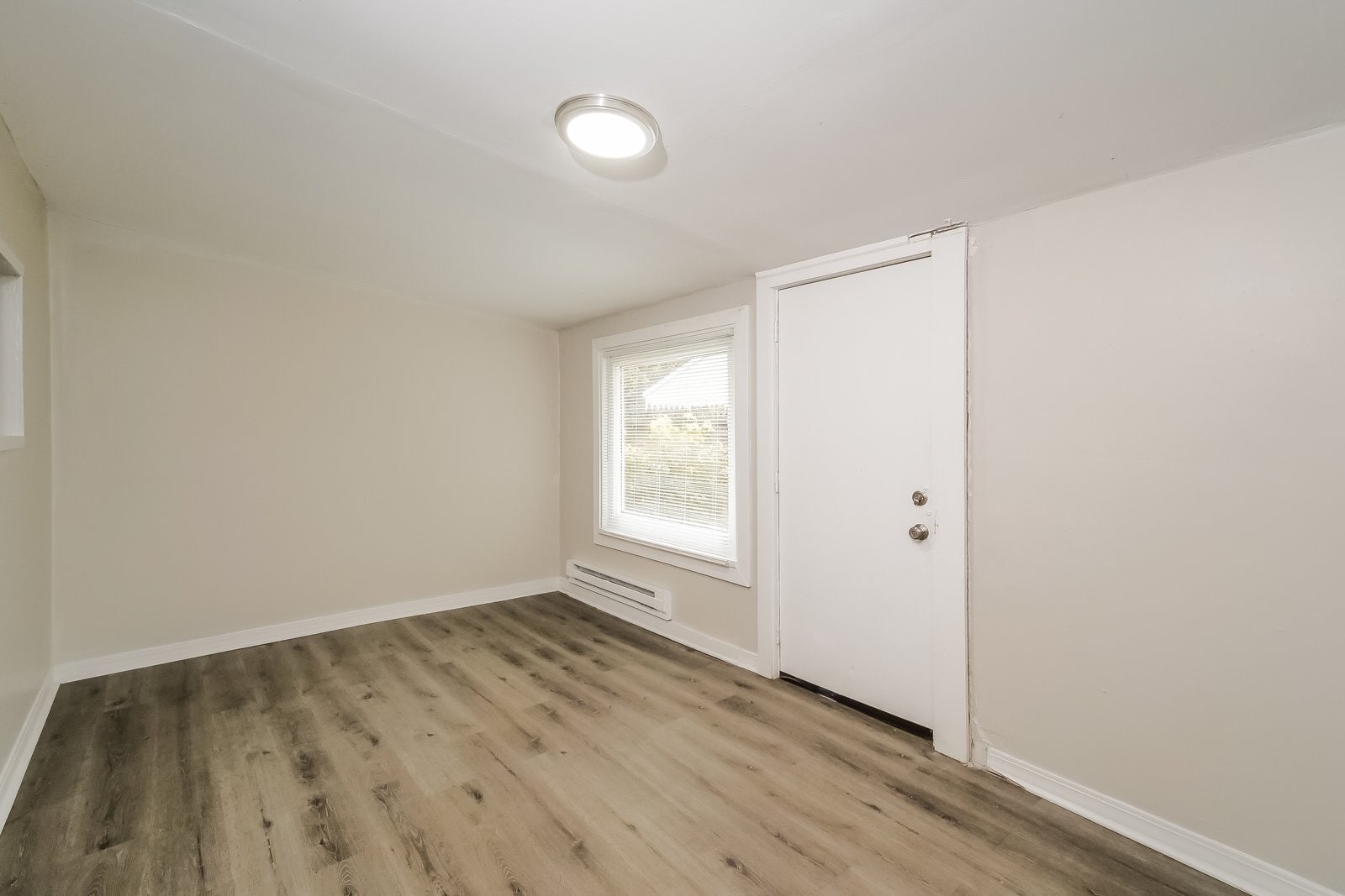 Building Photo - 520 N Gladstone Ave