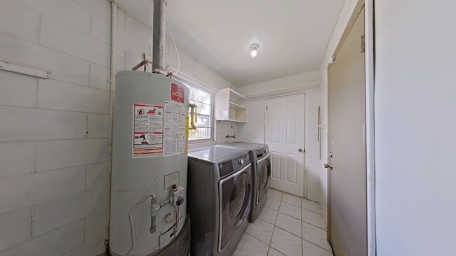 Building Photo - Charming 3-Bedroom Home with Sunroom and S...